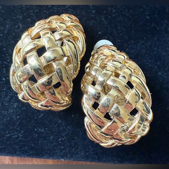 VTG Givenchy Elegant Gold Tone Woven Basket Cli On Earrings 80s Chunky half Hoop - Picture 1 of 6